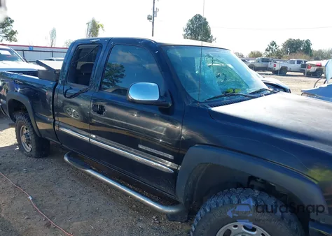 2005 GMC Sierra K2500 Heavy Duty z USA, uszkodzony, nr VIN 1GTHK29U05E343089